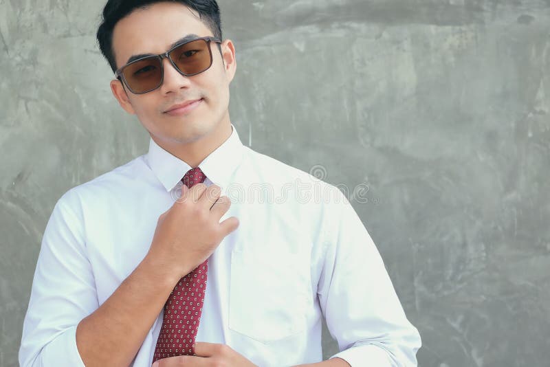 Os homens de negócios estão decorando uma gravata vermelha no dia do seu primeira foto de stock Os homens de negócios estão decorando uma gravata vermelha no dia do seu primeira foto de stock