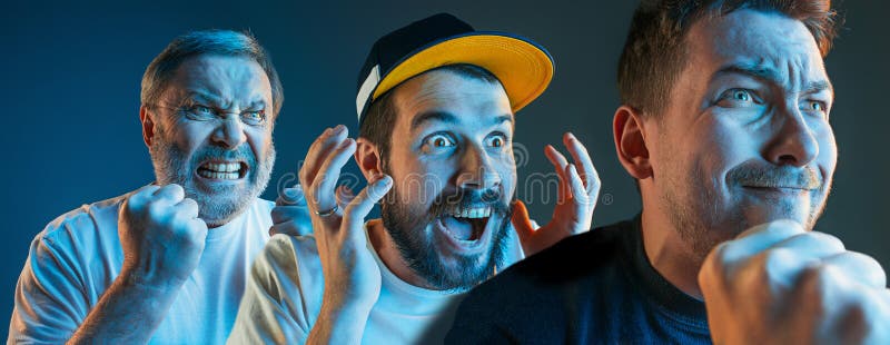Os homens irritados emocionais que gritam no fundo azul do estúdio fotos de stock Os homens irritados emocionais que gritam no fundo azul do estúdio fotos de stock