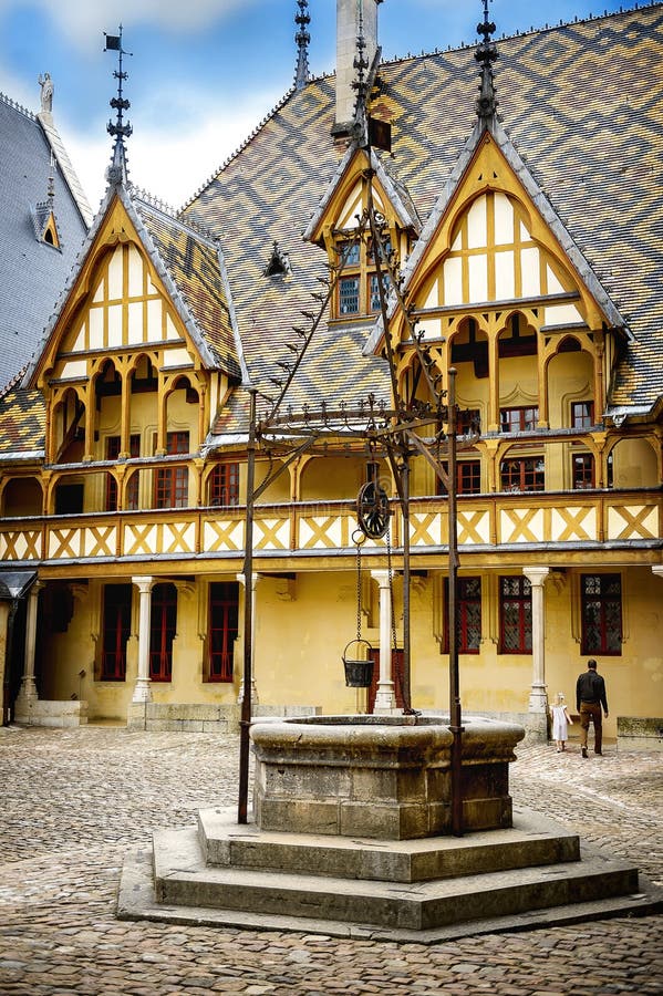Os hospícios do hospital histórico de Beaune, com visitantes, em Beaune, Borgonha, França foto de stock Os hospícios do hospital histórico de Beaune, com visitantes, em Beaune, Borgonha, França foto de stock