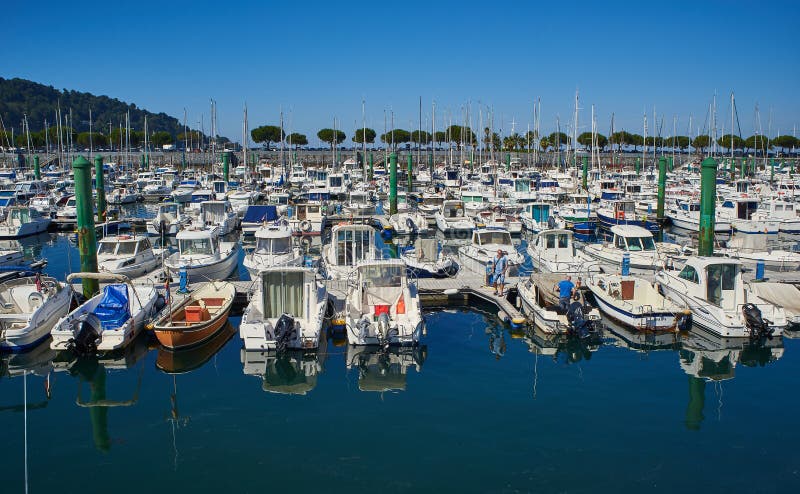 Os iate amarraram no porto do porto de Hondarribia, país Basque, Espanha imagem de stock Os iate amarraram no porto do porto de Hondarribia, país Basque, Espanha imagem de stock