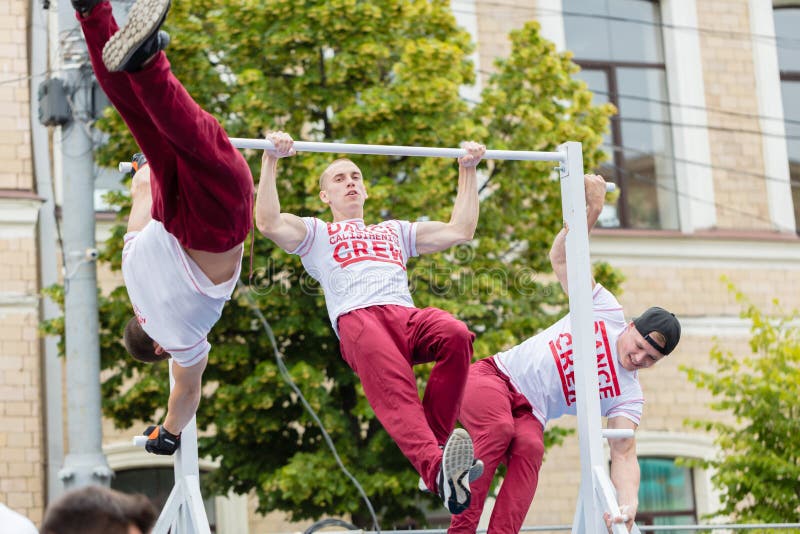 Rapazes realizam um truque imagem de stock