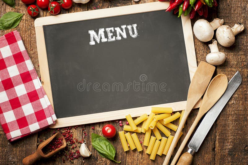 Os ingredientes italianos para a massa no menu do giz embarcam imagem de stock royalty free Os ingredientes italianos para a massa no menu do giz embarcam imagem de stock royalty free