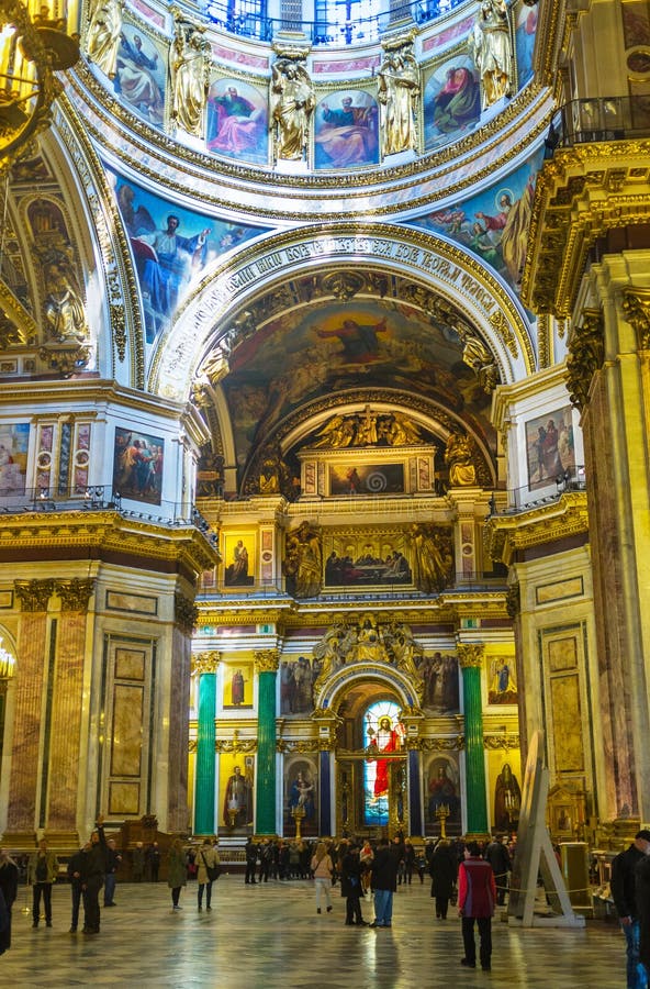 Os interiores ricos da catedral do St Isaac em St Petersburg imagens de stock Os interiores ricos da catedral do St Isaac em St Petersburg imagens de stock