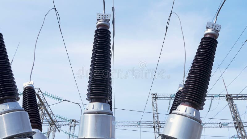 Os isoladores resistentes ao calor prendem fios na subestação elétrica