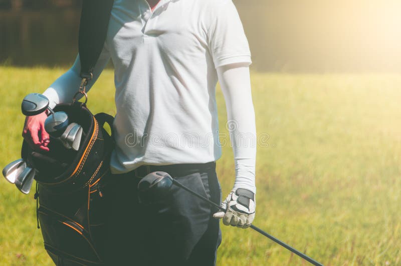 Os jogadores de golfe levam os sacos que contêm muitos clubes de golfe foto de stock royalty free Os jogadores de golfe levam os sacos que contêm muitos clubes de golfe foto de stock royalty free
