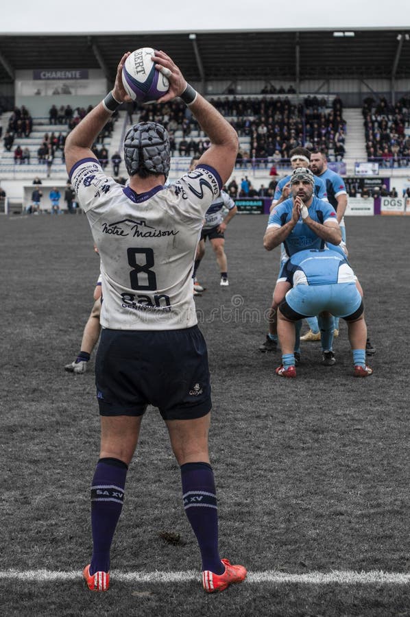 Os jogadores do rugby do ` Agen e SAXV do Valence d jogam cada outro no estádio de Chanzy em Soyaux, França imagens de stock royalty free Os jogadores do rugby do ` Agen e SAXV do Valence d jogam cada outro no estádio de Chanzy em Soyaux, França imagens de stock royalty free