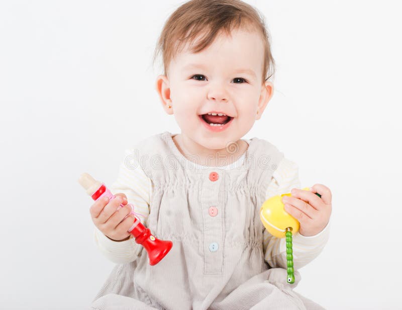 Os jogos da menina com brinquedos de madeira imagem de stock Os jogos da menina com brinquedos de madeira imagem de stock