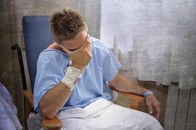 Os jovens feriram o homem que grita na sala de hospital que senta apenas o grito na dor preocupados para sua norma sanitária fotos de stock Os jovens feriram o homem que grita na sala de hospital que senta apenas o grito na dor preocupados para sua norma sanitária fotos de stock