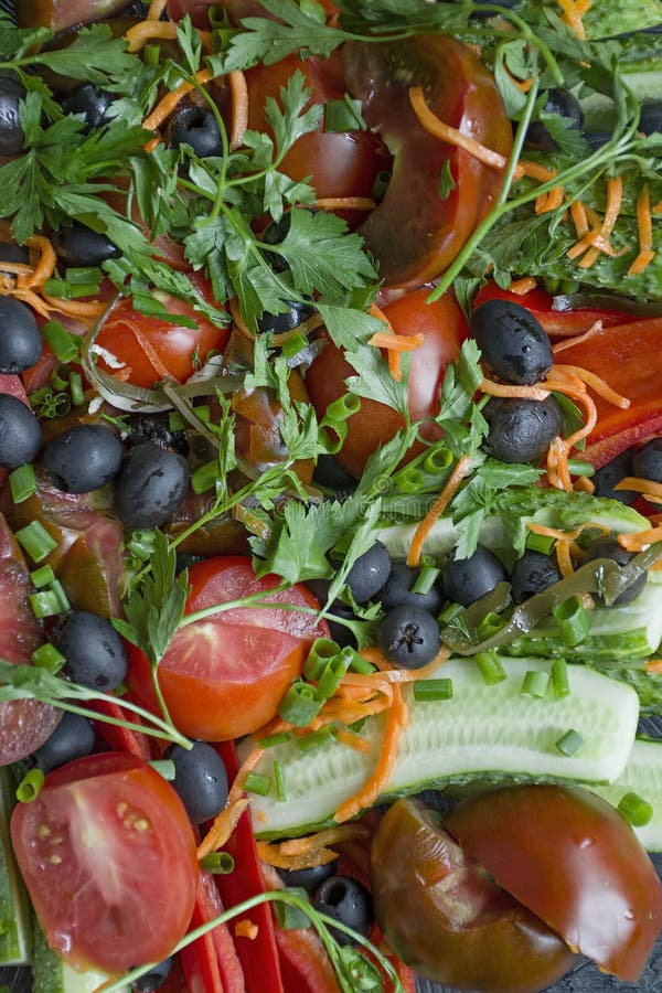 Os legumes frescos sortidos fecham-se acima Ajuste para a salada Pepino, tomate, pimenta de sino, verdes, azeitonas Vista de acim imagens de stock Os legumes frescos sortidos fecham-se acima Ajuste para a salada Pepino, tomate, pimenta de sino, verdes, azeitonas Vista de acim imagens de stock