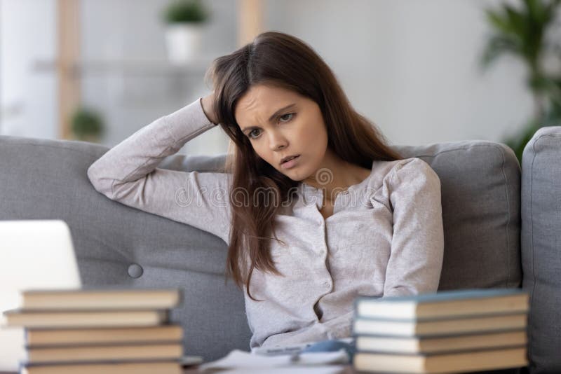 Os livros de vista adolescentes furados Tired forçaram pela preparação do exame foto de stock Os livros de vista adolescentes furados Tired forçaram pela preparação do exame foto de stock