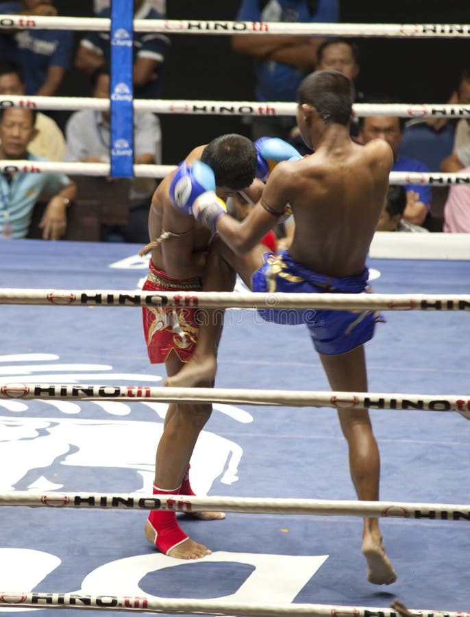 Os lutadores tailandeses de Muay competem em um fósforo de encaixotamento tailandês