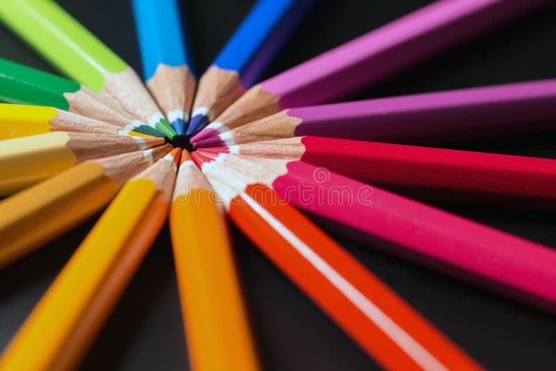 Os lápis da cor arranjam dentro na roda de cor Variedade de lápis coloridos