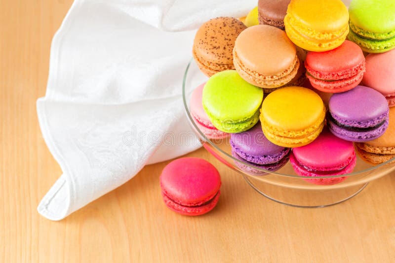 Macarons franceses coloridos num suporte de bolo de vidro fotografia de stock