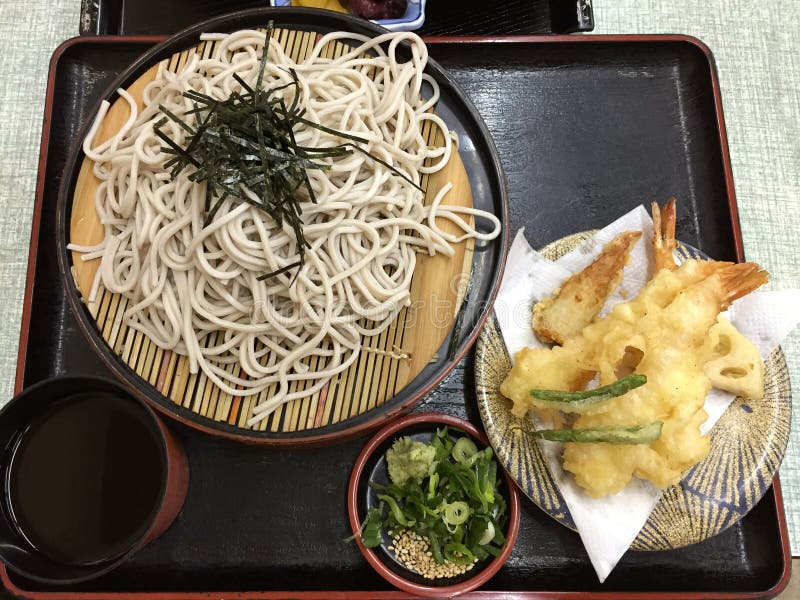 Os macarronetes frios japoneses de Soba com tempura do camarão chamaram Zaru Soba foto de stock Os macarronetes frios japoneses de Soba com tempura do camarão chamaram Zaru Soba foto de stock