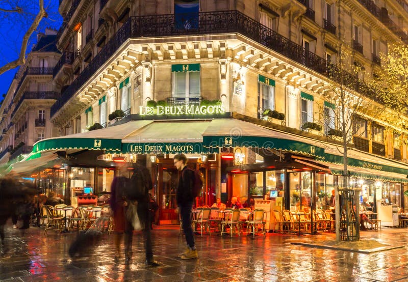 Os magots famosos na noite, Paris do deux de Les do café, França fotos de stock Os magots famosos na noite, Paris do deux de Les do café, França fotos de stock
