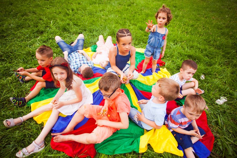 Os Melhores Amigos Têm Um Piquenique No Parque Foto De Stock Imagem 