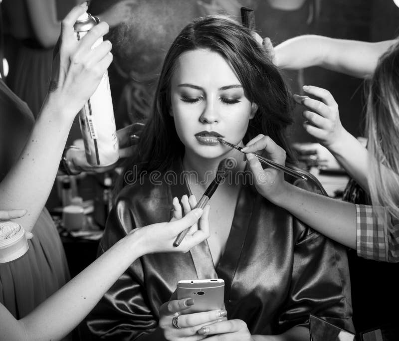 Os modelos de forma prepararam-se para a pista de decolagem pelo desenhista à moda Fotografia preto e branco imagens de stock royalty free Os modelos de forma prepararam-se para a pista de decolagem pelo desenhista à moda Fotografia preto e branco imagens de stock royalty free