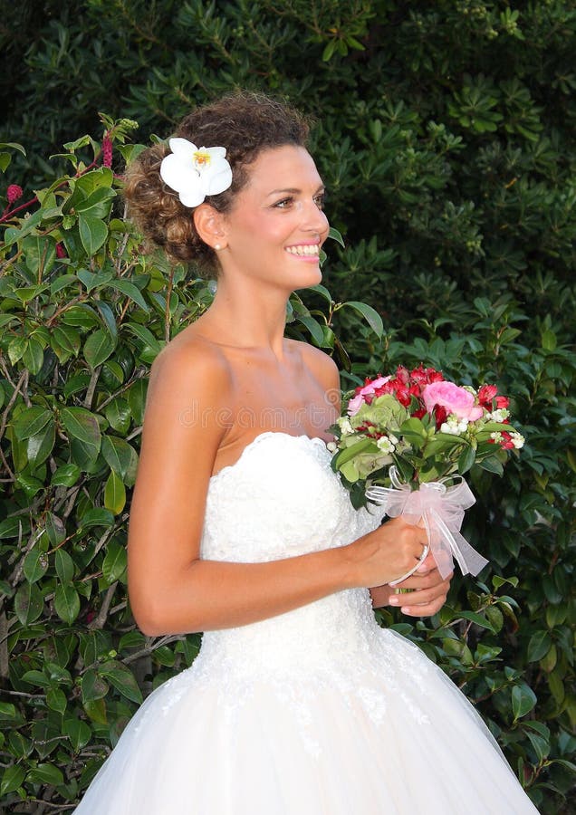 Os modelos no casamento attire durante um desfile de moda em Arenzano imagens de stock Os modelos no casamento attire durante um desfile de moda em Arenzano imagens de stock