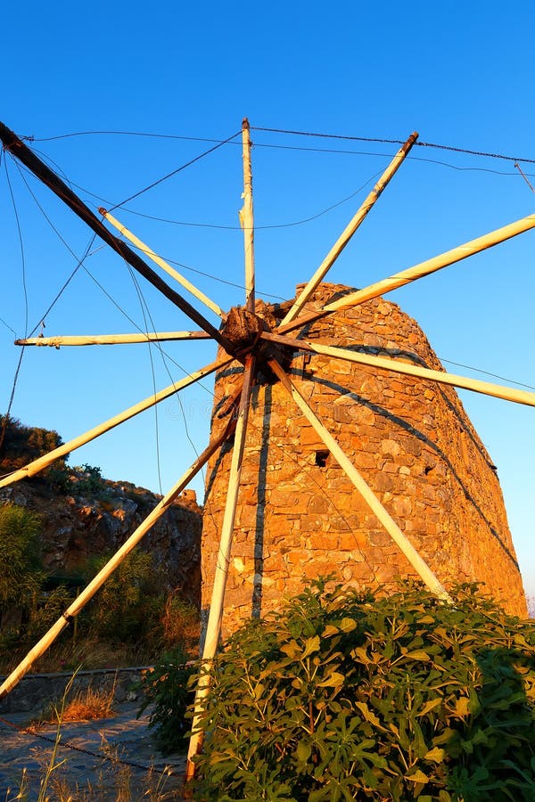 Antigo moinho de vento de madeira em um dia ensolarado. antigo moinho  holandês tradicional.