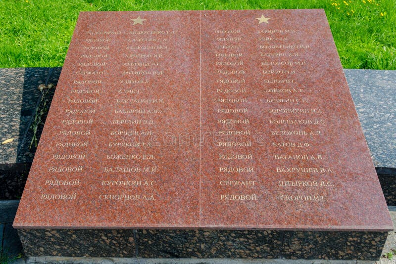 Os nomes daqueles enterrados na sepultura maciça dos soldados na glória de vencimento memorável no Grea foto de stock Os nomes daqueles enterrados na sepultura maciça dos soldados na glória de vencimento memorável no Grea foto de stock