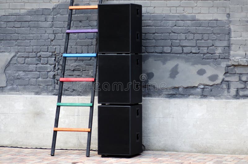 Os oradores são pretos no fundo da parede imagens de stock Os oradores são pretos no fundo da parede imagens de stock