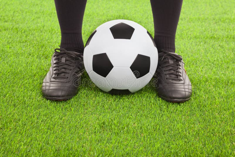 Foto de Retrato De Ação De Baixo Ângulo Do Jogador De Futebol Correndo Para  Chutar A Bola e mais fotos de stock de Futebol - iStock