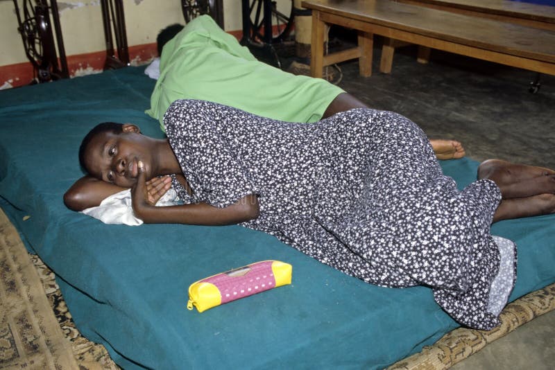 Os pacientes doentes do SIDA do Ugandan da morte são criticamente doentes