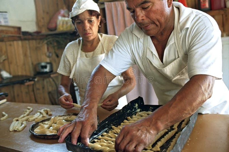 Os padeiros argentinos cozem o pão na padaria