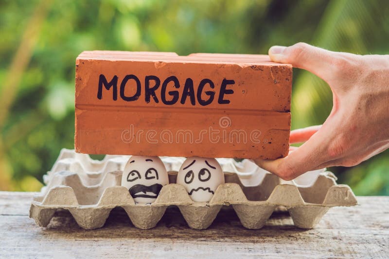 Os pares da família sob a forma de dois ovos têm um problema com uma hipoteca imagem de stock royalty free Os pares da família sob a forma de dois ovos têm um problema com uma hipoteca imagem de stock royalty free
