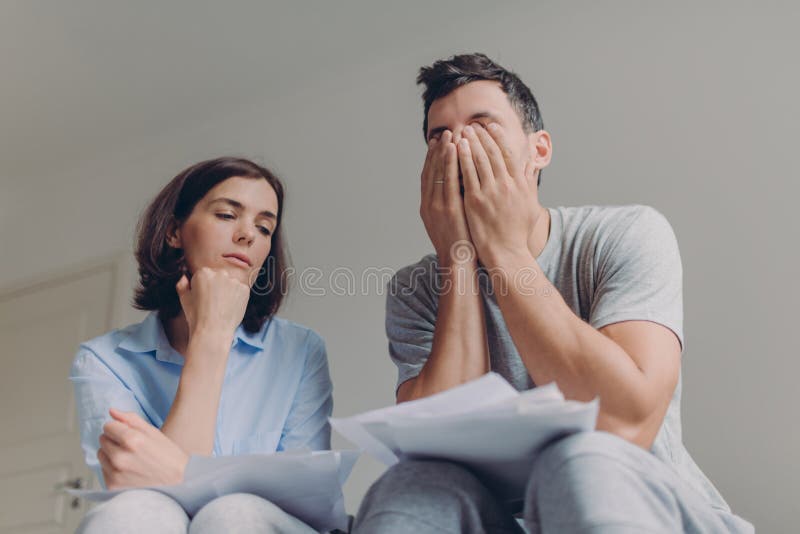 Os pares fatigantes da família têm os problemas do débito, não capazes de pagar seu empréstimo, controlam o orçamento doméstico, fotografia de stock royalty free Os pares fatigantes da família têm os problemas do débito, não capazes de pagar seu empréstimo, controlam o orçamento doméstico, fotografia de stock royalty free