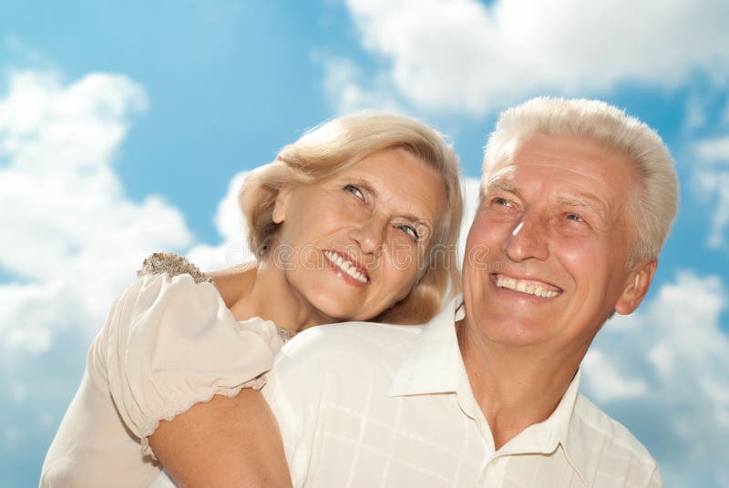 Os pares idosos lindos foram para uma caminhada fotografia de stock royalty free Os pares idosos lindos foram para uma caminhada fotografia de stock royalty free
