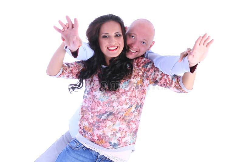 Os pares loving novos felizes com braços abrem fotografia de stock royalty free Os pares loving novos felizes com braços abrem fotografia de stock royalty free
