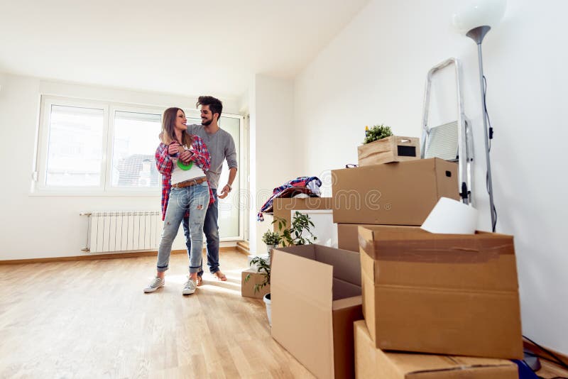 Os pares novos apenas moveram-se no apartamento vazio novo que desembala e que limpa - internamento