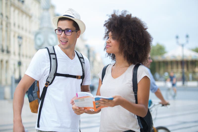 Os pares românticos felizes bonitos novos perderam na cidade foto de stock Os pares românticos felizes bonitos novos perderam na cidade foto de stock