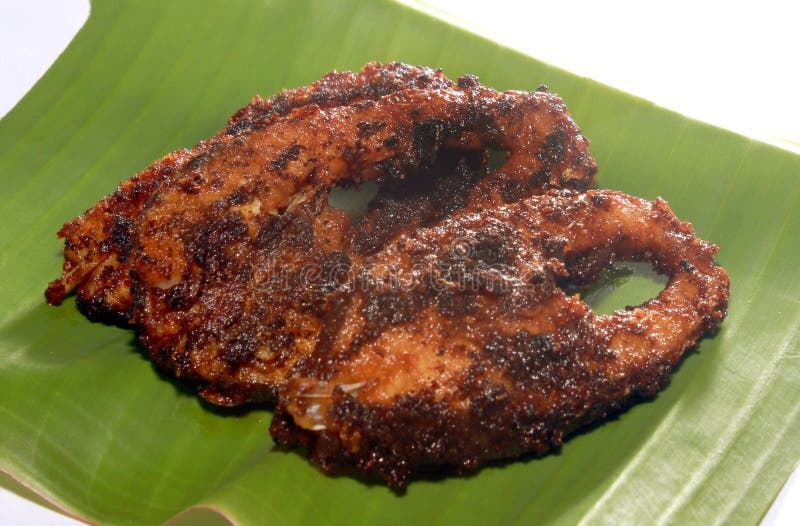 Os peixes da carpa fritaram fatias em uma folha da banana imagem de stock Os peixes da carpa fritaram fatias em uma folha da banana imagem de stock
