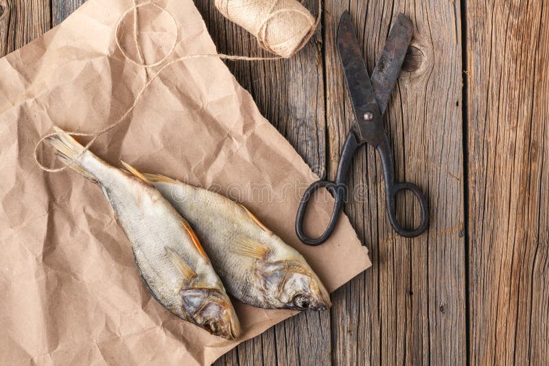 Os peixes salgados secam em tabelas de madeira velhas imagens de stock Os peixes salgados secam em tabelas de madeira velhas imagens de stock