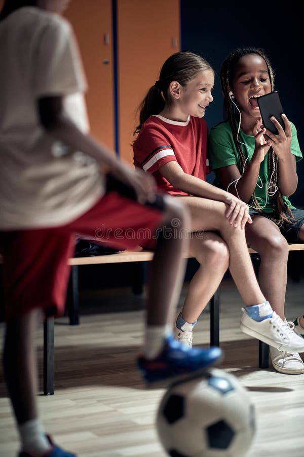 Jogador De Futebol Feminino Antes De Treinar Escuta Música No Telefone Na Sala De Vestiários Imagem de Stock - Imagem de copo, futebol: 190876669