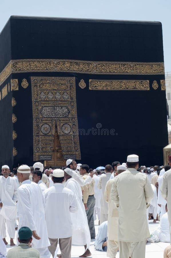 Os peregrinos circumambulate o Kaaba imagem de stock royalty free Os peregrinos circumambulate o Kaaba imagem de stock royalty free