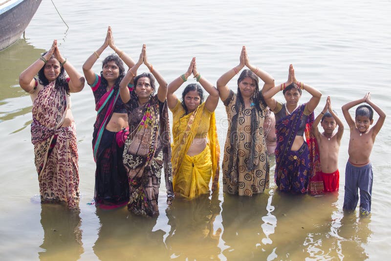 Os Peregrinos Hindu Das Mulheres Tomam O Banho No Rio Santamente Ganges Varanasi India Foto De 