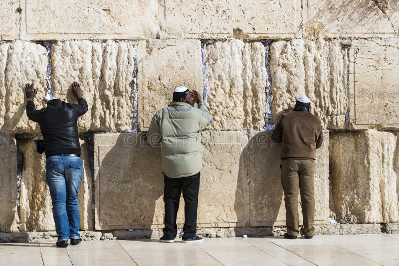 Os peregrinos rezam na parede de chorar do lugar santo dos povos judaicos e do centro da adora??o dos crist?os em torno do fotos de stock Os peregrinos rezam na parede de chorar do lugar santo dos povos judaicos e do centro da adora??o dos crist?os em torno do fotos de stock