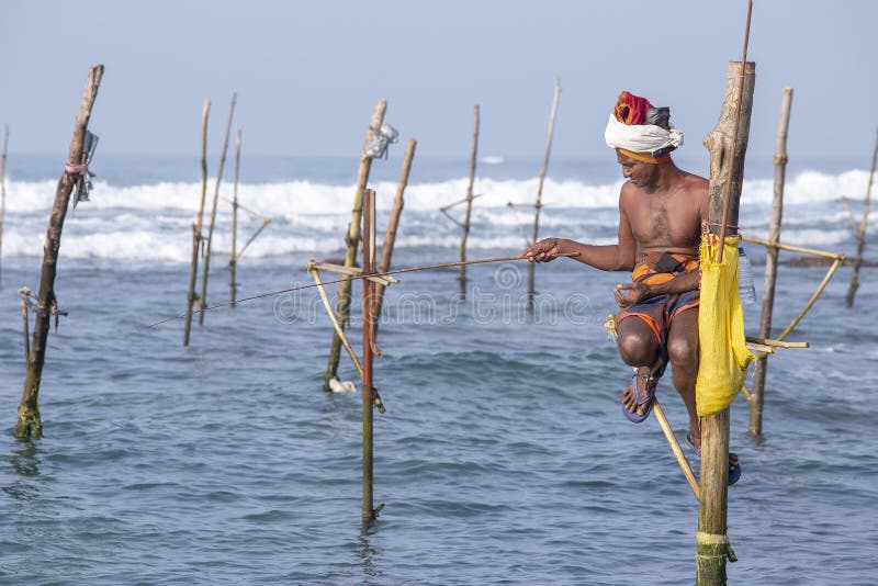 Os pescadores locais estão pescando no estilo original Este tipo de pesca é tradicional para Sri Lanka sul no Oceano Índico imagens de stock Os pescadores locais estão pescando no estilo original Este tipo de pesca é tradicional para Sri Lanka sul no Oceano Índico imagens de stock