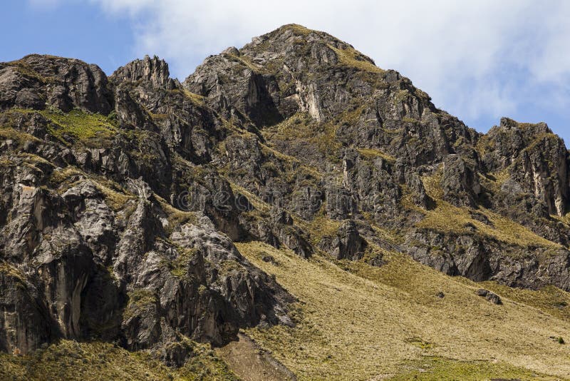 Os picos da rocha e amarram perto de Zumbahua fotos de stock Os picos da rocha e amarram perto de Zumbahua fotos de stock