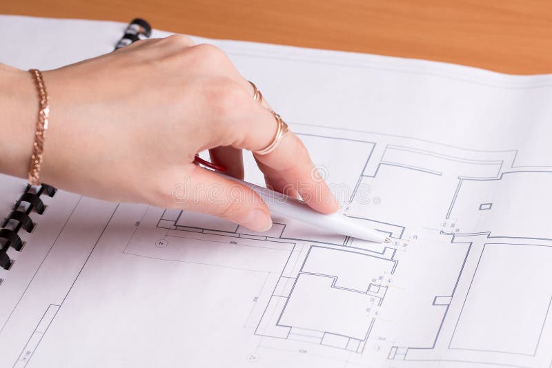 Os pontos da menina ao plano do apartamento imagem de stock Os pontos da menina ao plano do apartamento imagem de stock