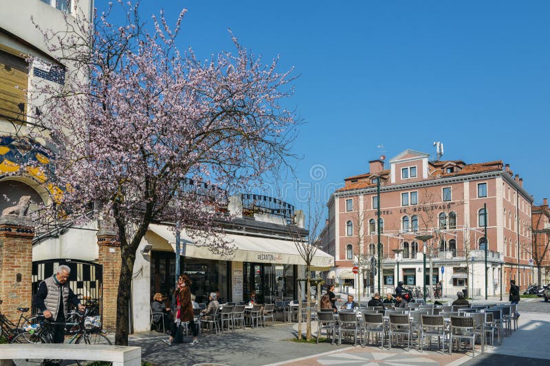 Os povos apreciam um café ao longo da rua de Santa Maria Elisabetta, coração da ilha de Lido, perto a Veneza fotografia de stock royalty free Os povos apreciam um café ao longo da rua de Santa Maria Elisabetta, coração da ilha de Lido, perto a Veneza fotografia de stock royalty free