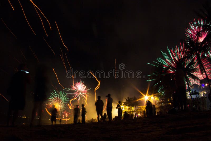 Os povos comemoram feriados na praia com fogos-de-artifício foto de stock