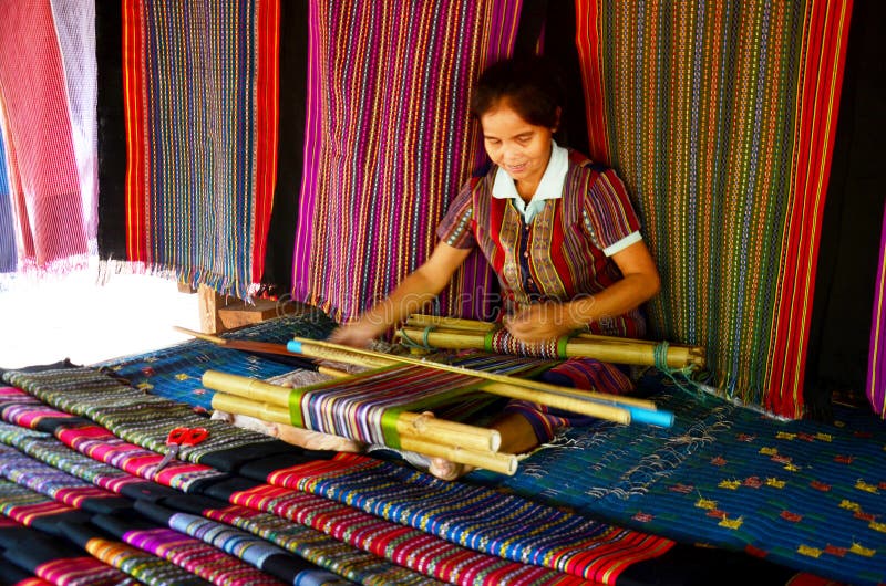 Os povos das mulheres de Laos tecem panos e pano da venda para a mostra e a venda imagem de stock royalty free Os povos das mulheres de Laos tecem panos e pano da venda para a mostra e a venda imagem de stock royalty free