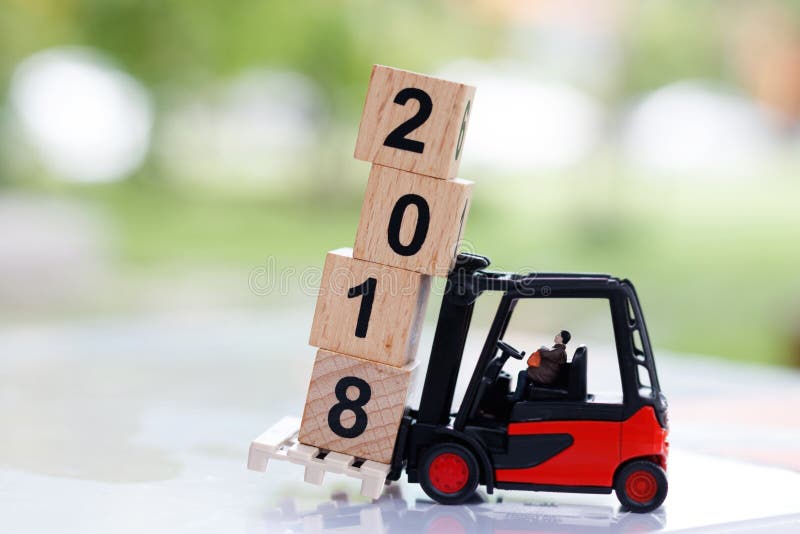 Os povos diminutos movem o bloco número 2018 fotos de stock Os povos diminutos movem o bloco número 2018 fotos de stock