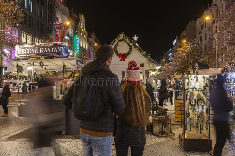 2017 - Os povos e os turistas que visitam os mercados do Natal no Wenceslas esquadram em Praga fotos de stock royalty free 2017 - Os povos e os turistas que visitam os mercados do Natal no Wenceslas esquadram em Praga fotos de stock royalty free