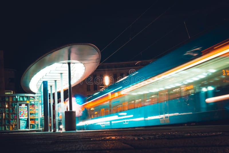 Os povos estão esperando um bonde da cidade na noite Alemanha, Kassel foto de stock Os povos estão esperando um bonde da cidade na noite Alemanha, Kassel foto de stock