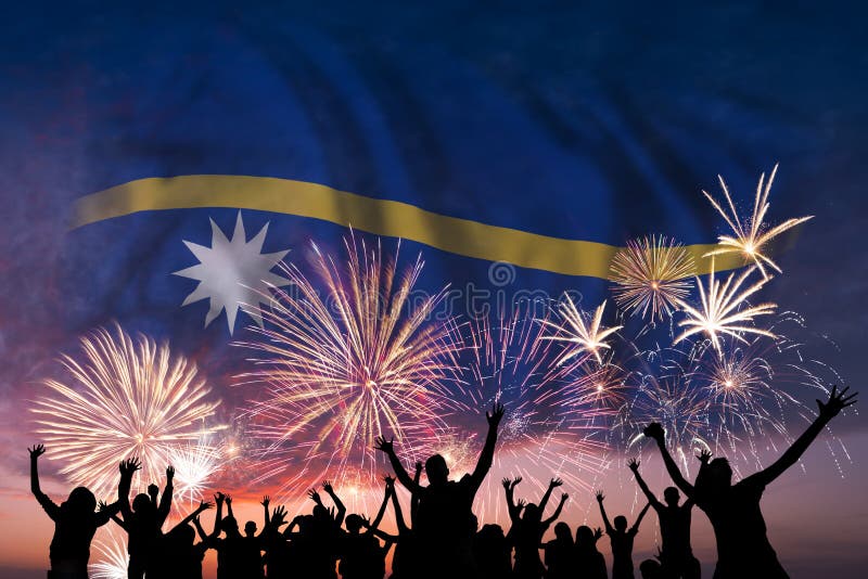 Os povos estão olhando em fogos-de-artifício e em bandeira de Nauru ilustração do vetor Os povos estão olhando em fogos-de-artifício e em bandeira de Nauru ilustração do vetor